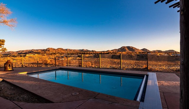🌄4000ft Modern Retreat🏊‍♂️Pool♨️Hot Tub🧳Sleeps 18 & Mountain Views