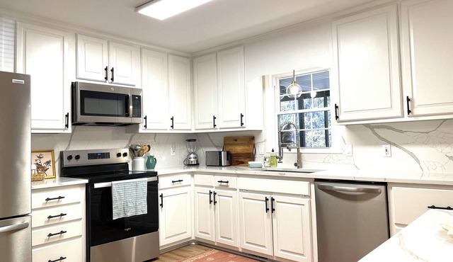 4000sf SLEEPS 16 - 7 BR 10-14BEDS 4BATHS 2 Kitchens 2LR- BIG Porch - Pets OK