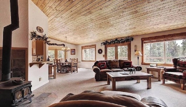 4000sqft Lux W Pool/Spa, Sauna, Zipline & Tubing Hill!