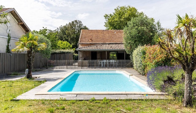 400m from the beach, house for 12 with a pool