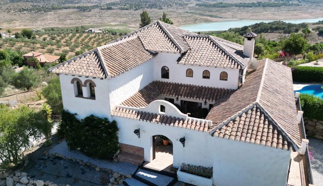 400m² Rustic Spanish Cortijo with Stunning Lake & Mountain view