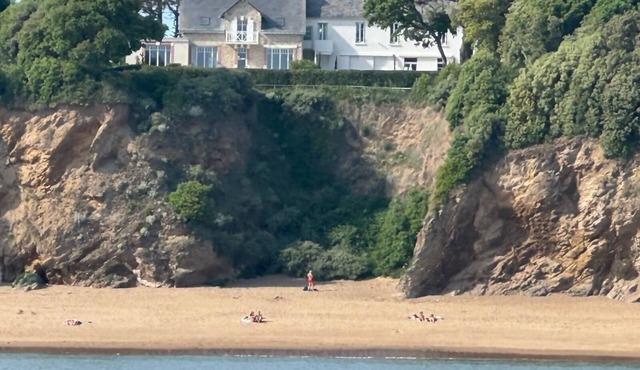 400m2 sea-facing villa overlooking the beach with heated pool, near La Baule