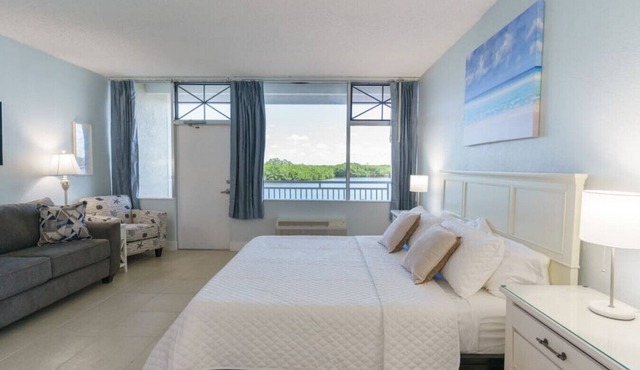 401 Getaway to a . · U401 Balcony w/River & Sunrise View! Resort Amenities! Free Parking/Wifi