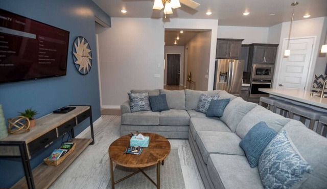 4014/Russ Modern · New Home in Quiet Neighborhood - Relax and Enjoy