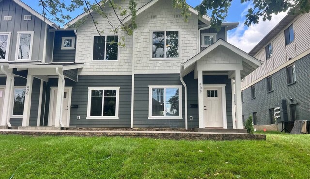 402 Spacious 3 Bedroom Townhouse