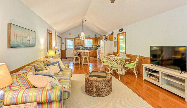 4029 Lunar Cottage * Half Mile to Beach