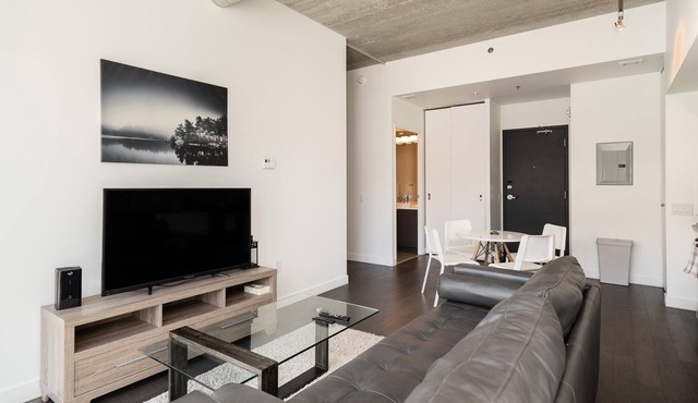 (404)Downtown Glasshouse Dazzling 2 Bdr+Fast WiFi(311)