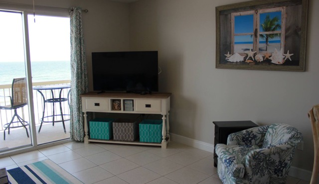 406 Celadon 1 Bedroom with KING BED and 2 Baths + bunks & FREE BEACH SERVICE!