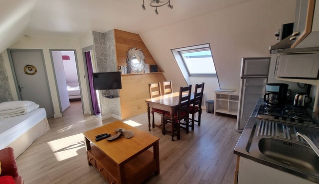 40m2 apartment 50m from the GR34 and 80m from the sea.private parking.