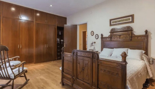 40m2 suite with double bed and private bathroom.