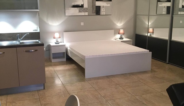 40m2 south-facing studio in ground floor villa with private non-smoking garden! 🚭