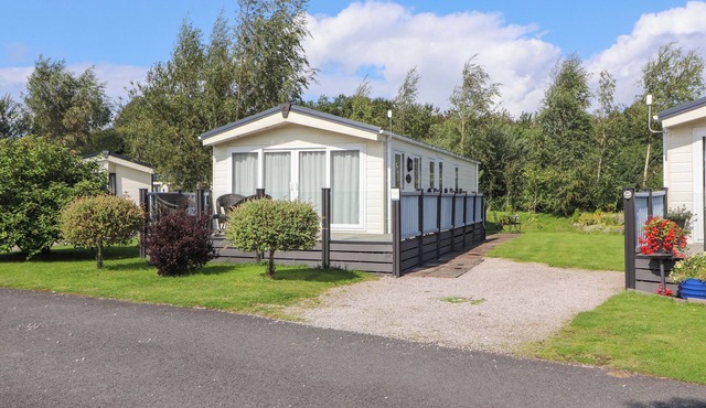 41, GRANDMA'S COTTAGE, pet friendly, with a garden in Carnforth