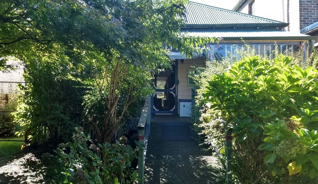 41 Hickory heritage/Retro cottage in town