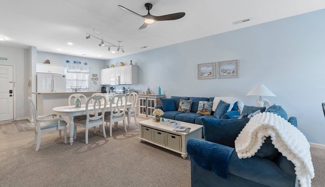 4136 Vanessa Dr Unit 13: 3-bedroom condo in Southport with a private pool