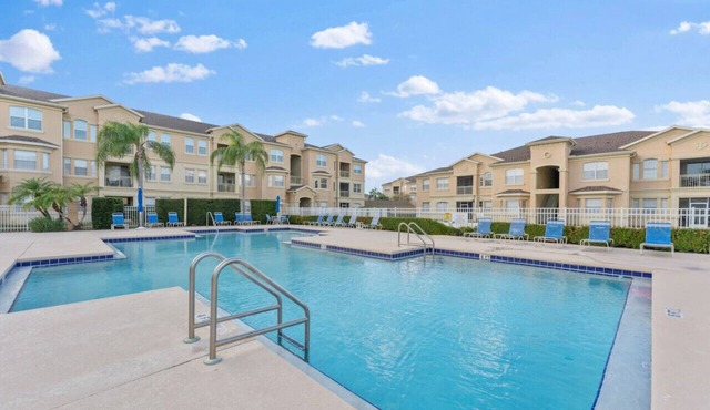 414TR 2BR Condo APT Heated Pool HotTub King Bed
