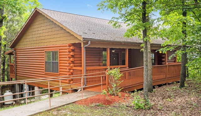 "417 Dirt Road" Cabin for Two - Soaking Tub, Gas Fireplace, Covered Balcony