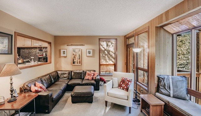 41SW - Sauna - WiFi - Fireplace - Sleeps 8 by RedAwning