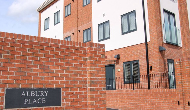 42 ALBURY PLACE, character holiday cottage in Shrewsbury