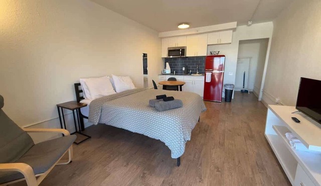 [42] ATX Studio: 1 Queen, Access to Gym & Laundry