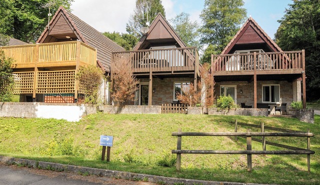 42 VALLEY LODGE, pet friendly, with pool in St Ann's Chapel, Cornwall