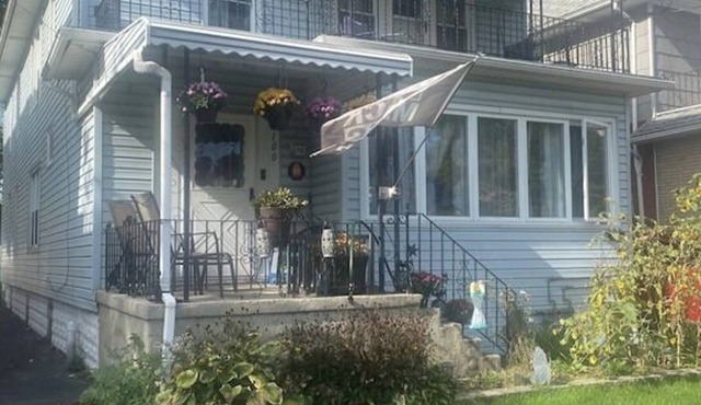 420 Friendly 3 bedroom upstairs apartment. Street parking only.