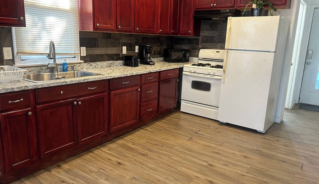 420 friendly on detroit’s east side Charming 3-bedroom house with WiFi and AC