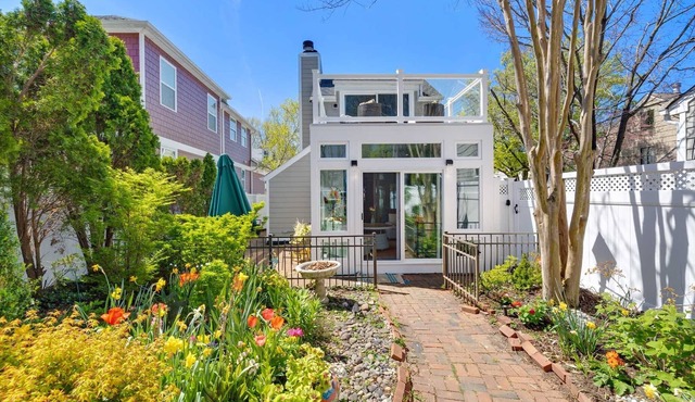 421 Irie: Simply Charming 2 Story COTTAGE! Private Pool! 1 Off Street Parking!