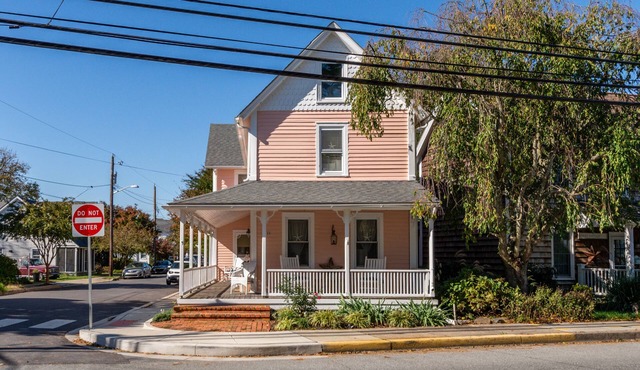 428 Kings Hwy - Charming Victorian home in Historic Lewes!