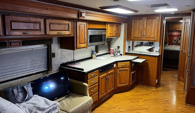 42ft Motor coach. Sleeps 6. Just minutes from Panama City Beach!