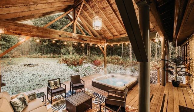 42MF - WiFi - Hot Tub - BBQ by RedAwning