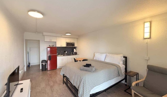 [44] ATX Studio: 1 Queen, Access to Gym & Laundry