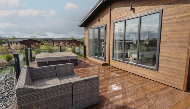 44 DELAMERE POINT, family friendly, with hot tub in Delamere