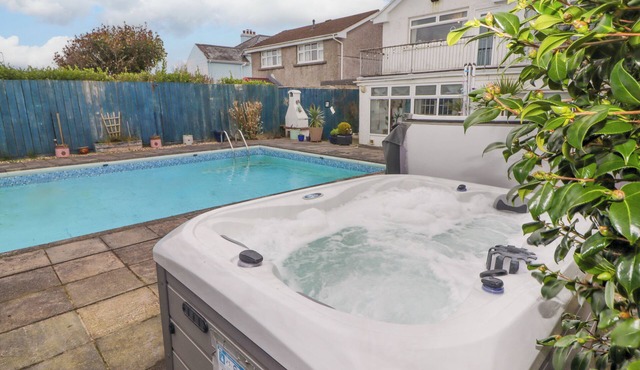 44 HONEYBOROUGH ROAD, pet friendly, with pool in Neyland