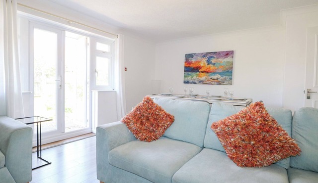 44 WEST FRONT ROAD, pet friendly, character holiday cottage in Pagham