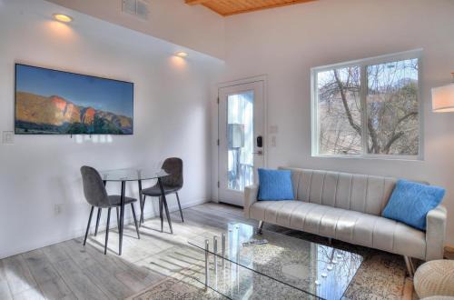 4459 County Rd 203 - 2 Bedroom Cabin