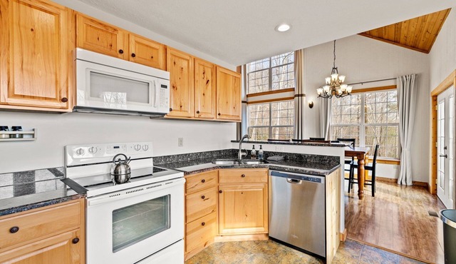 45 mins to AVL - Sleeps 8 - Mountain Views - Deck