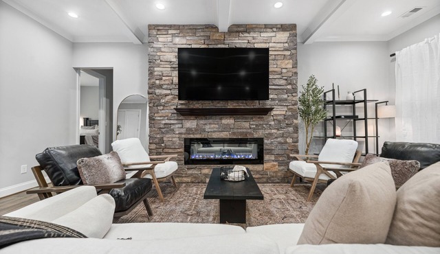 4500 sq ft. Cozy/Luxe Mountain style retreat in South CLT- 2 King Masters!