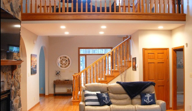 4500sf Gorgeous Lake House on Main Lake Channel with private dock and Hot tub.