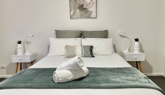 450m to Beach, Shops, Cafes, Restaurants + WIFI/Netflix