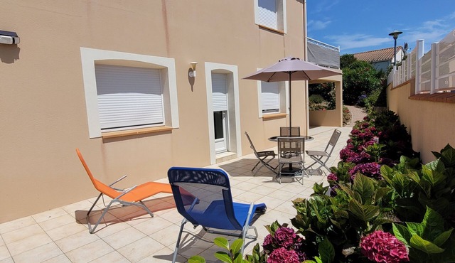 45m2 housing; on the ground floor in a villa in Brem sur Mer