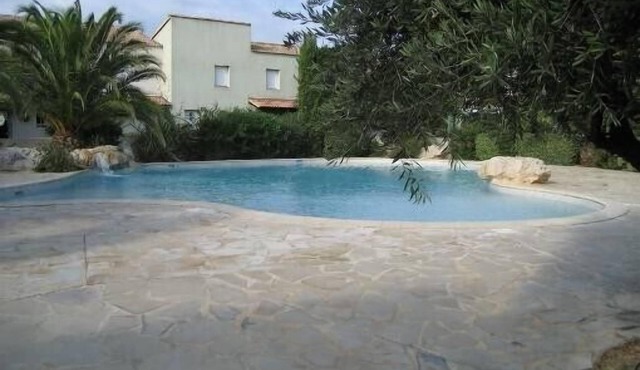 45m2 two-storey T3 villa for 6 people in private residence with swimming pool