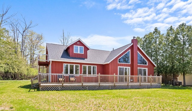 45th Parallel - Where Life Is in Balance "Spacious Lakefront Cottage"