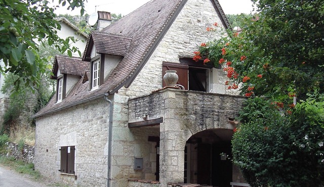 46 - 4 PEOPLE RENT HOUSE IN LOT