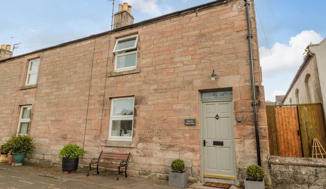 46 CASTLE STREET, pet friendly, country holiday cottage in Norham