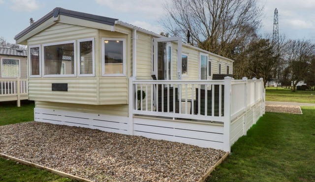 46 FOXBURROW HANG, family friendly, with pool in Belton, Norfolk
