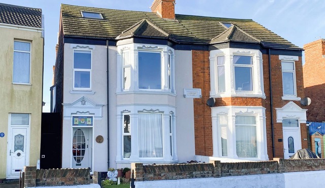 46 THE PROMENADE, family friendly, with a garden in Withernsea