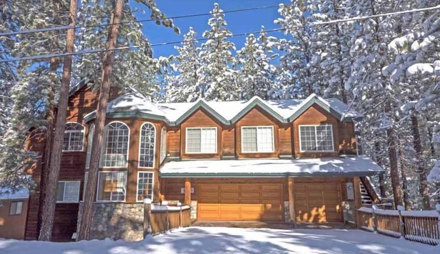 4600 Sq Feet Home with All the Extras for your Family - Hot Tub, Pool Table, Wi-Fi! 2460L~