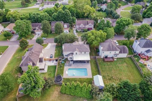 464 Beautiful home with Pool - great for kids