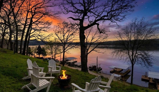 46mm Lakefront Home w/Private Dock, Great Views, Huge Deck & Water Toys