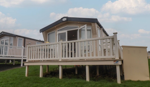 47 THE DRAKE FORGETMEKNOT, pet friendly, with a garden in Cayton Bay